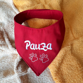 bordowa apaszka dla psa z szarym imieniem pauza